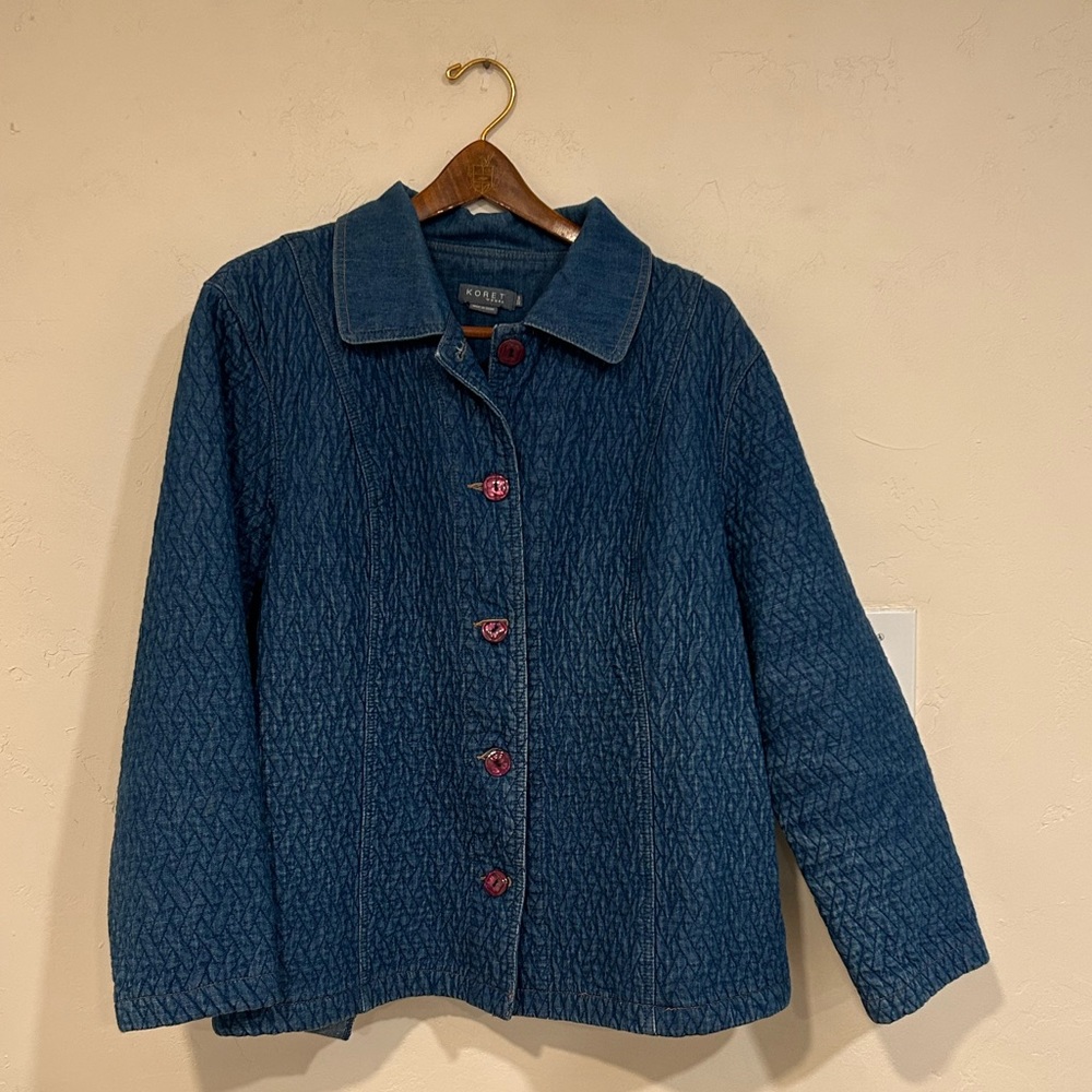 Koret Woman’s Denim button up Barn Jacket Size Blue Quilted Has Pockets Cotton